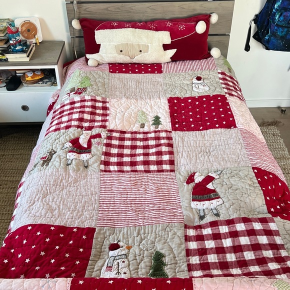 Pottery Barn Kids Heritage Santa Quilt and Pillow Size Twin - Picture 3 of 9